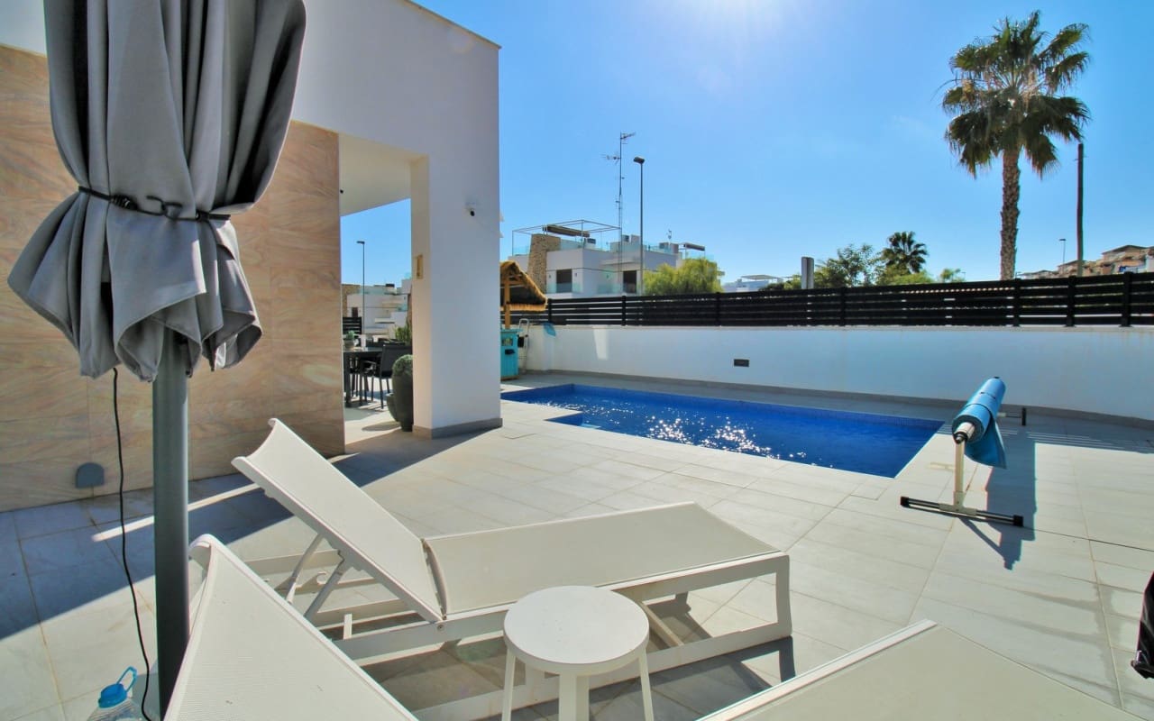 3 quarto Moradia para venda em Villamartin com piscina - 405 000 € (Ref: 8875452)