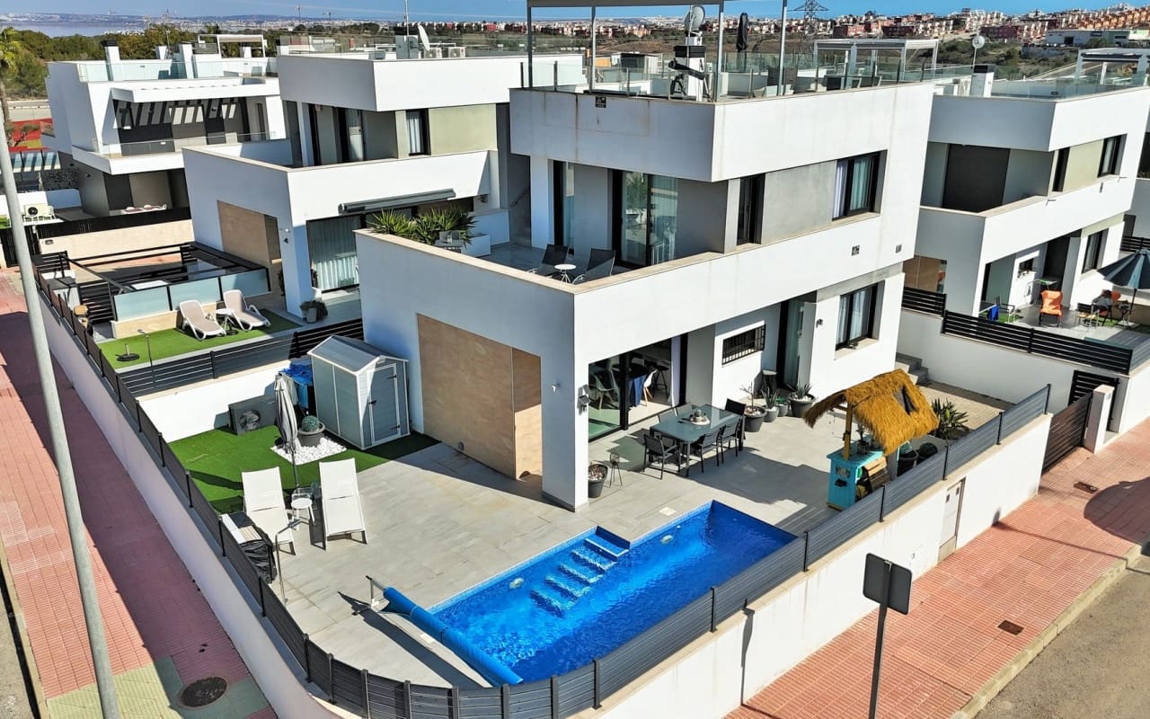 3 quarto Moradia para venda em Villamartin com piscina - 405 000 € (Ref: 8875452)