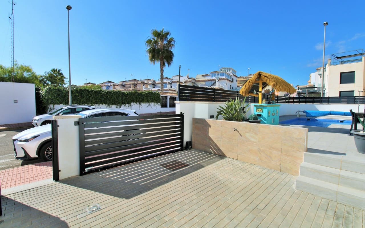 3 quarto Moradia para venda em Villamartin com piscina - 405 000 € (Ref: 8875452)