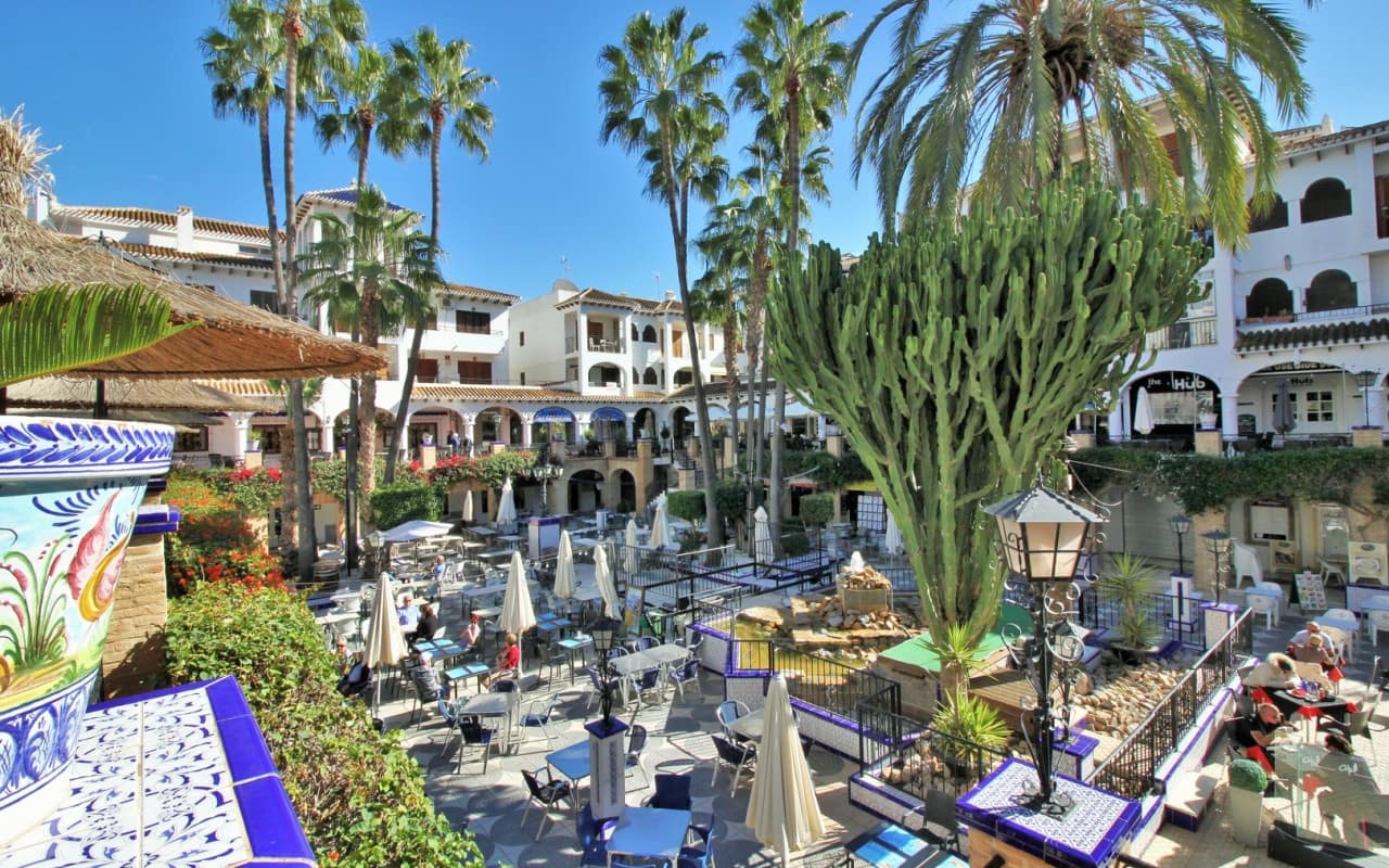 3 quarto Moradia para venda em Villamartin com piscina - 405 000 € (Ref: 8875452)