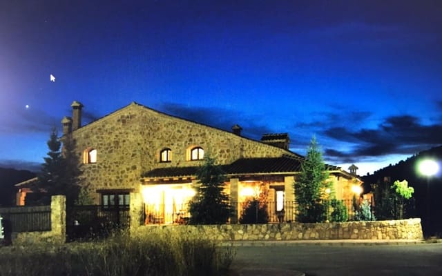 4 bedroom Villa for sale in Riópar with garage - € 510,000 (Ref: 8878463)