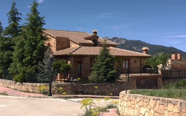 4 bedroom Villa for sale in Riópar with garage - € 510,000 (Ref: 8878463)