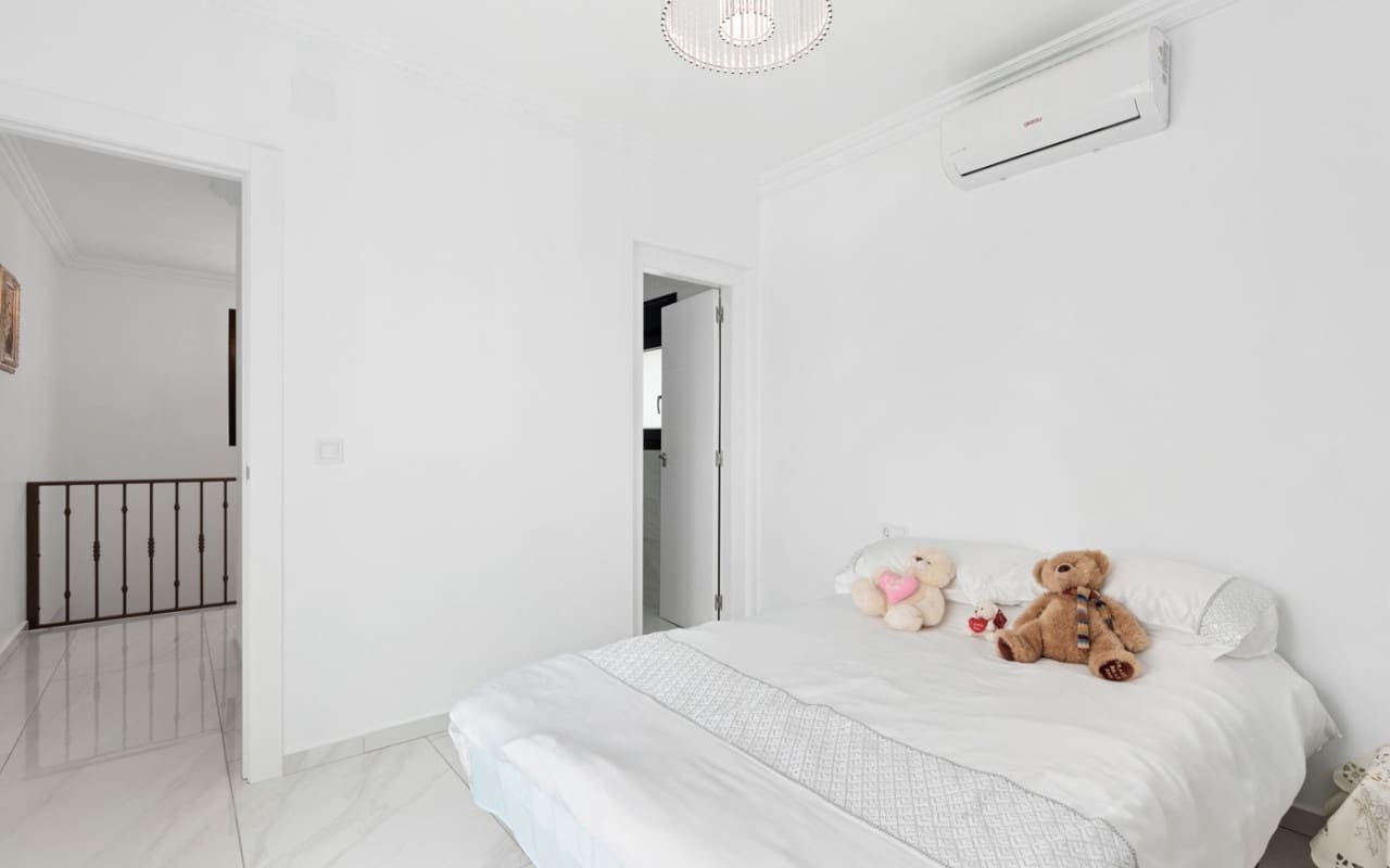 Chalet de 3 habitaciones en Ciudad Quesada en venta con piscina - 675.000 € (Ref: 8903228)