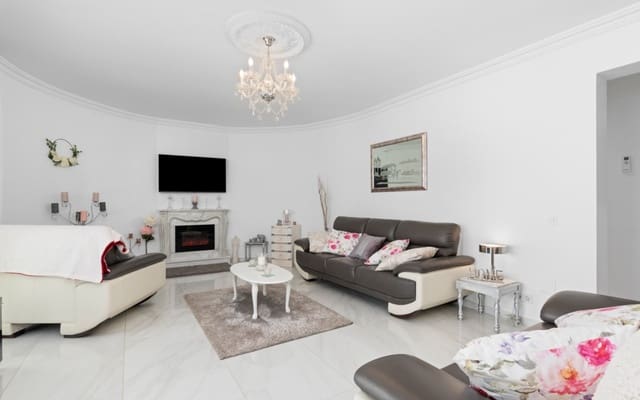 Chalet de 3 habitaciones en Ciudad Quesada, Rojales en venta con piscina - 675.000 € (Ref: 8903228)