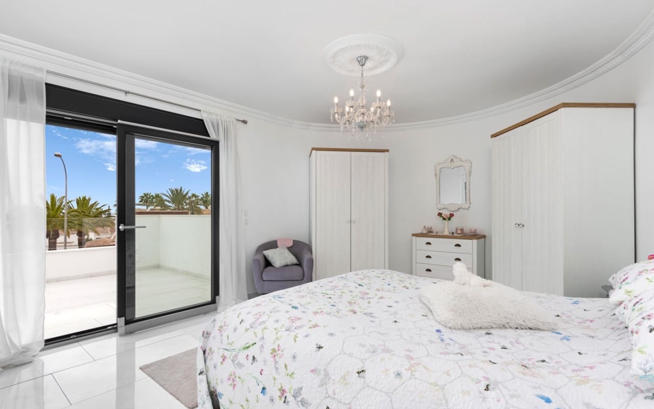 Chalet de 3 habitaciones en Ciudad Quesada en venta con piscina - 675.000 € (Ref: 8903228)