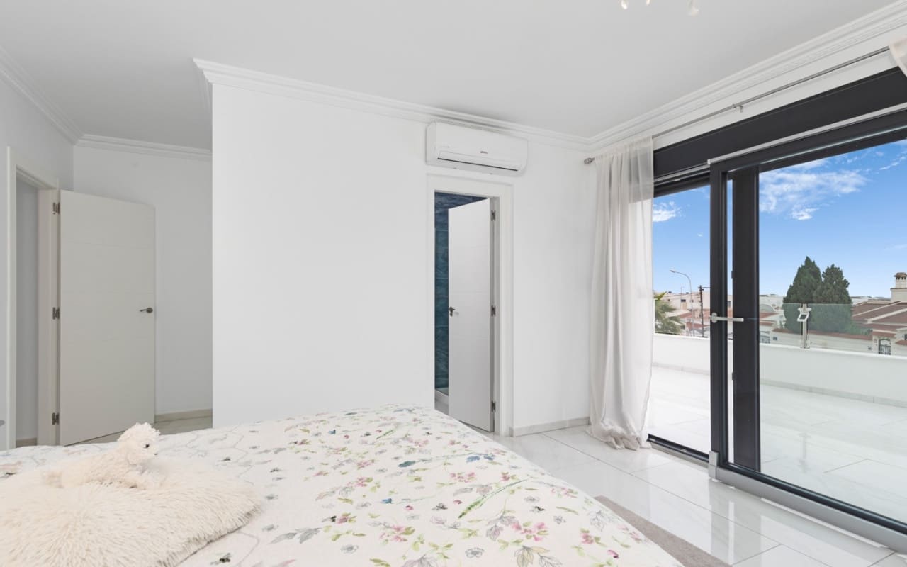 Chalet de 3 habitaciones en Ciudad Quesada en venta con piscina - 675.000 € (Ref: 8903228)