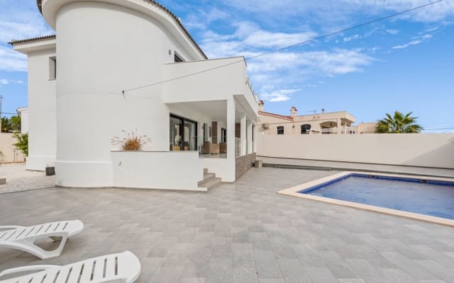 Chalet de 3 habitaciones en Ciudad Quesada, Rojales en venta con piscina - 675.000 € (Ref: 8903228)