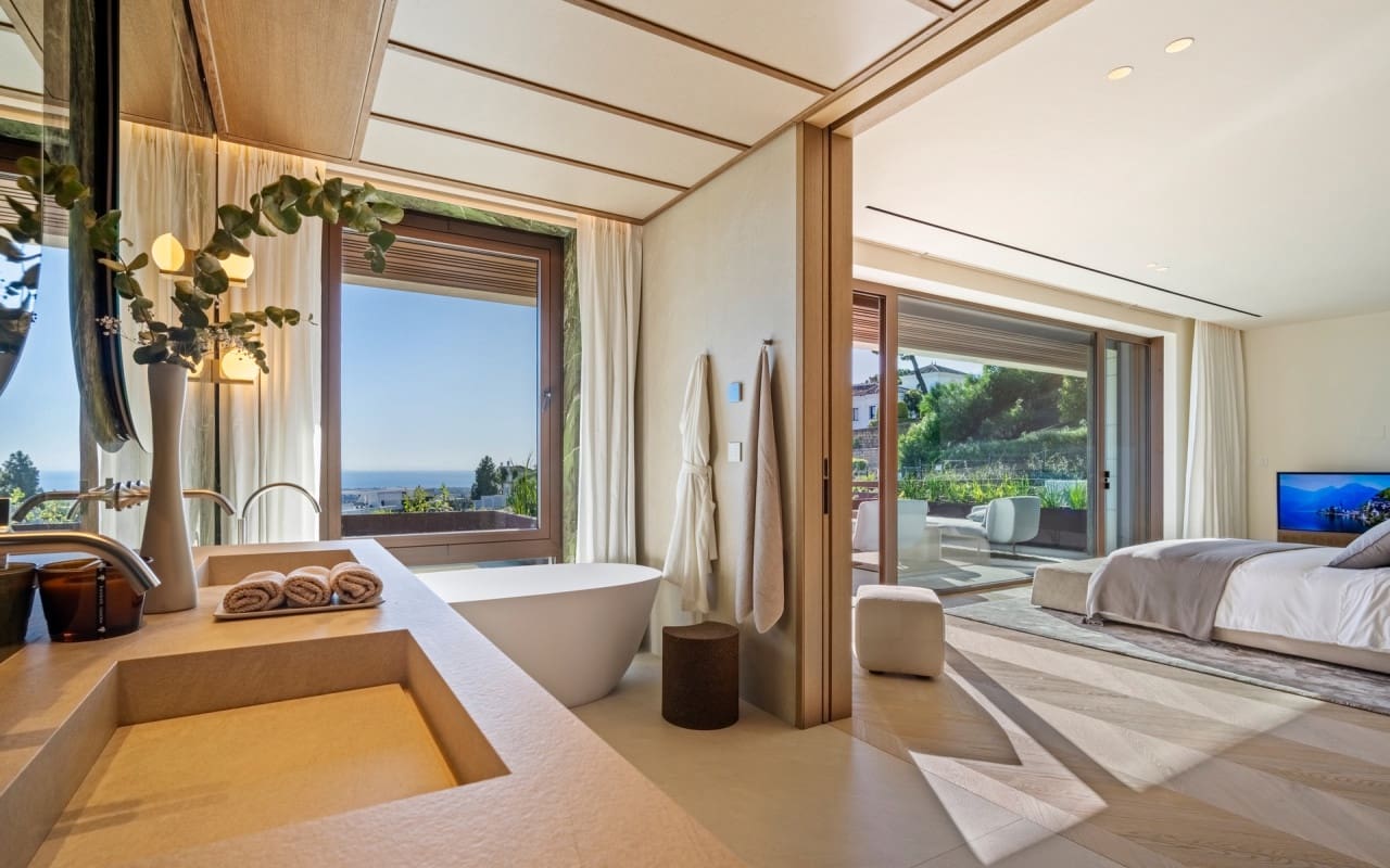 5 bedroom Villa for sale in Benahavis with pool - € 5,995,000 (Ref: 9046516)