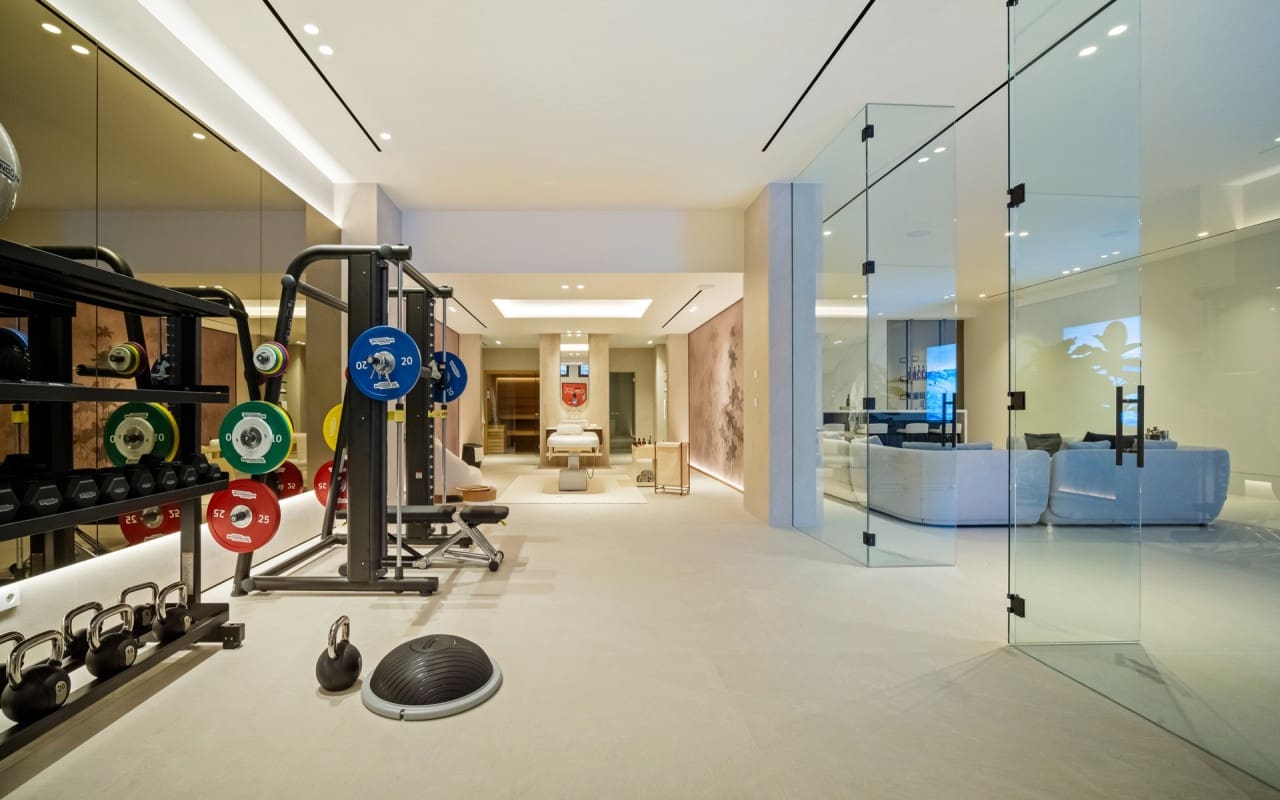 5 bedroom Villa for sale in Benahavis with pool - € 5,995,000 (Ref: 9046516)