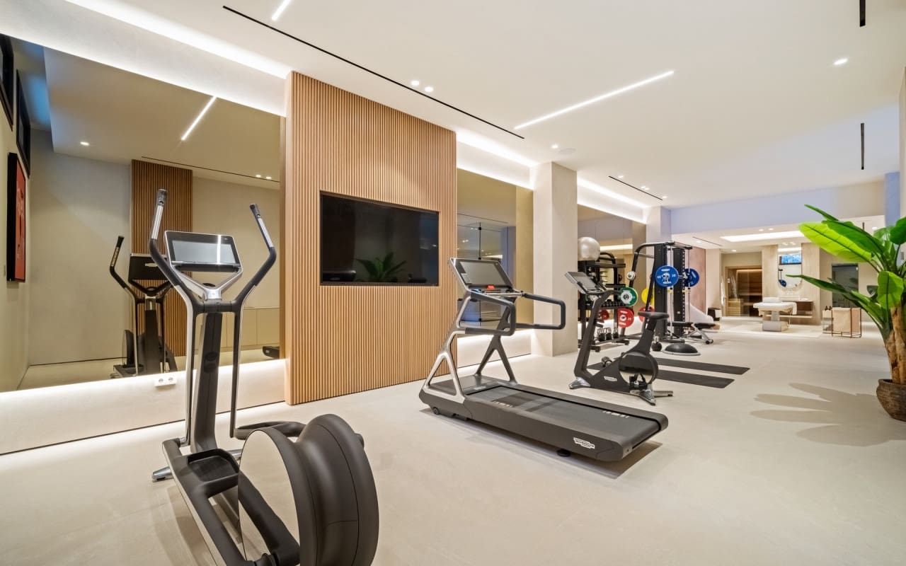 5 bedroom Villa for sale in Benahavis with pool - € 5,995,000 (Ref: 9046516)