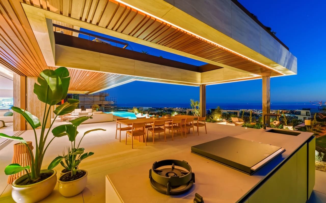 5 bedroom Villa for sale in Benahavis with pool - € 5,995,000 (Ref: 9046516)