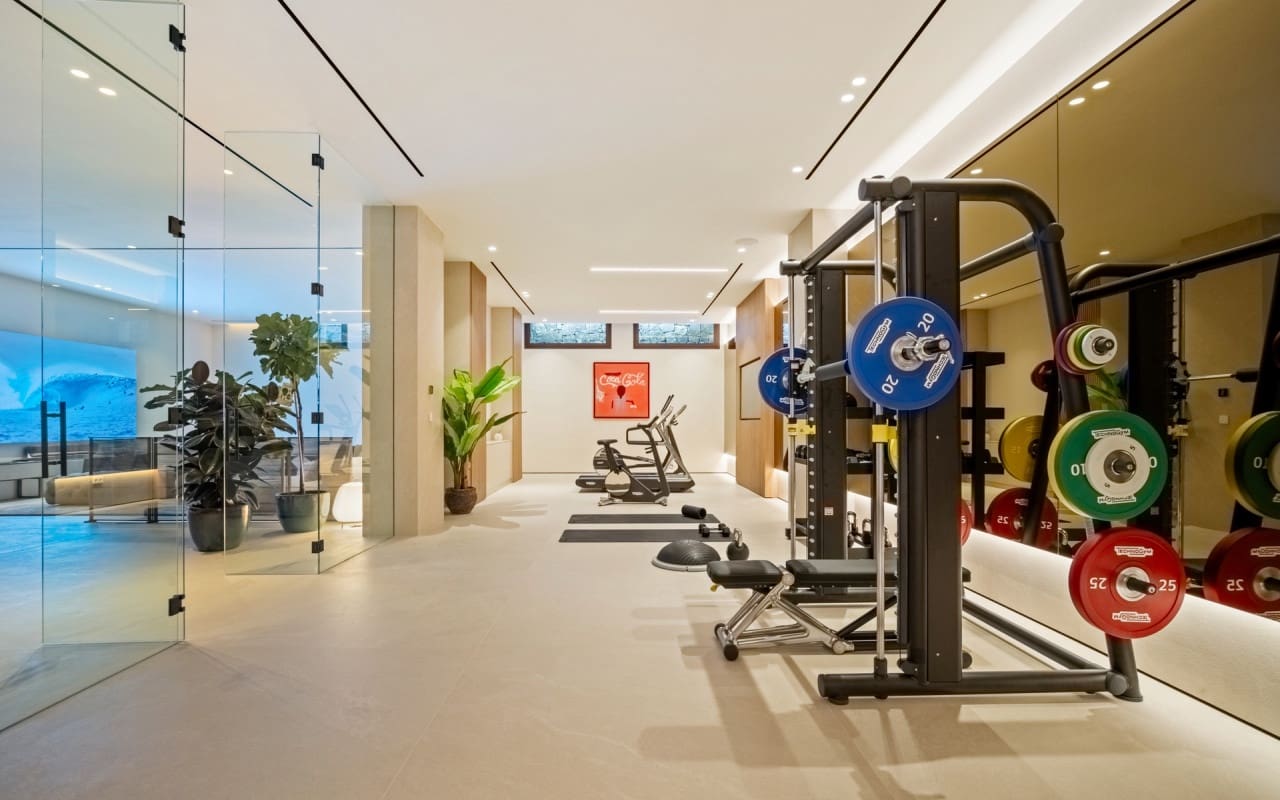 5 bedroom Villa for sale in Benahavis with pool - € 5,995,000 (Ref: 9046516)