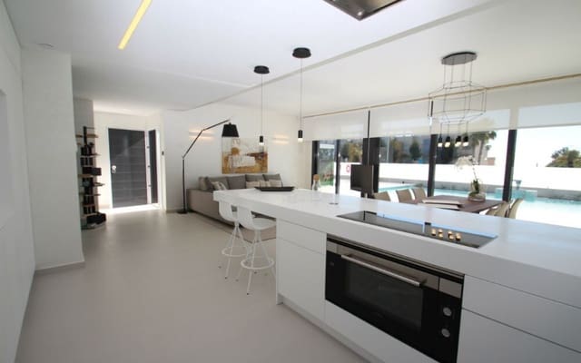 4 slaapkamer Villa te koop in San Miguel de Salinas met zwembad - € 630.000 (Ref: 9046551)