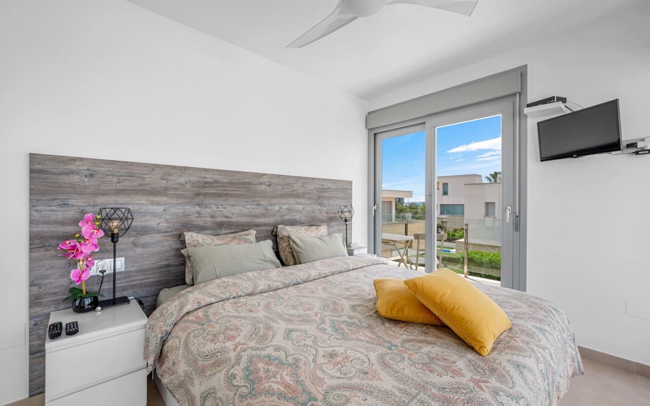 3 bedroom Villa for sale in Orihuela Costa with pool - € 479,000 (Ref: 9046621)