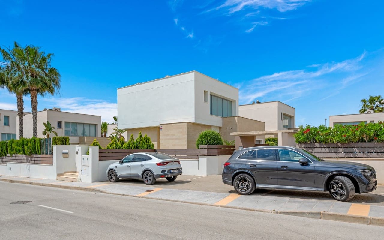 3 bedroom Villa for sale in Orihuela Costa with pool - € 479,000 (Ref: 9046621)