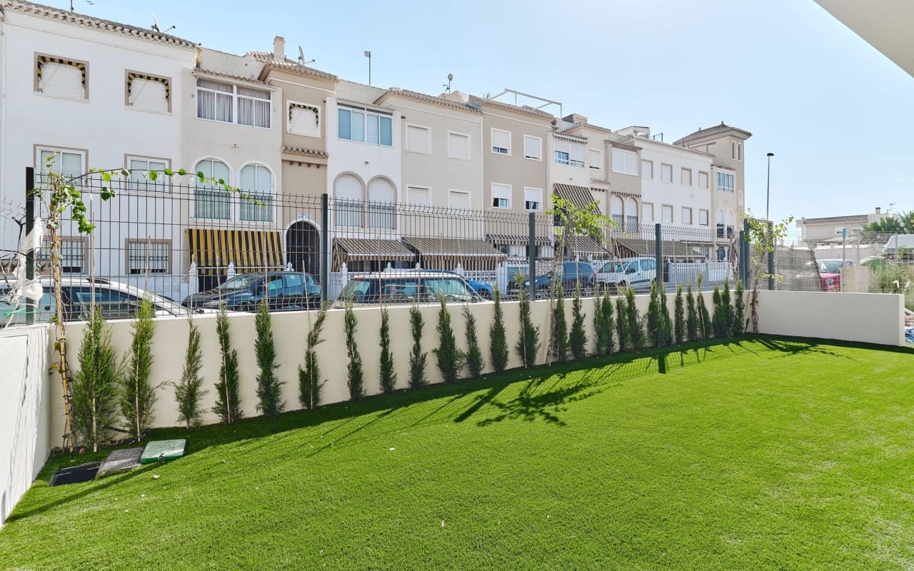 2 sypialnia Dom na sprzedaż w Torrevieja z basenem - 380 000 € (Ref: 9046700)