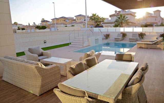 3 slaapkamer Villa te koop in Dehesa de Campoamor, Orihuela - € 1.035.000 (Ref: 9050106)