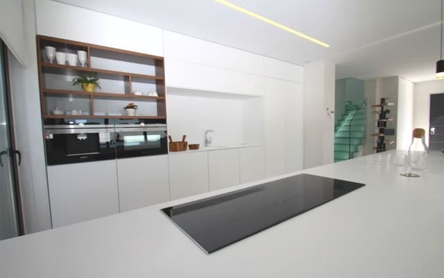 Chalet de 3 habitaciones en San Miguel de Salinas en venta con piscina - 630.000 € (Ref: 9050124)