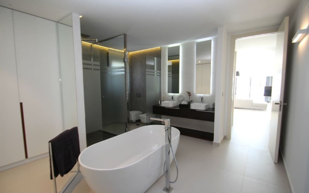 Chalet de 3 habitaciones en San Miguel de Salinas en venta con piscina - 630.000 € (Ref: 9050124)