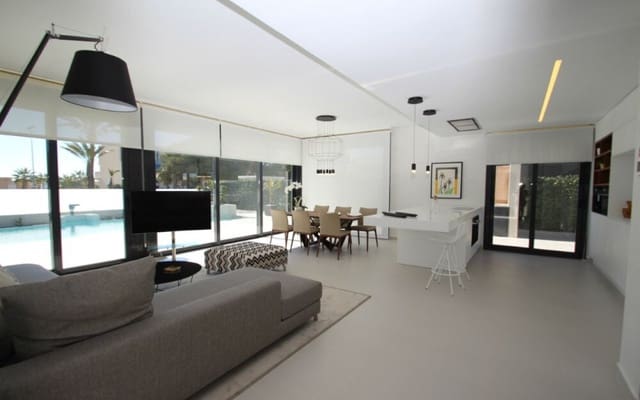 Chalet de 3 habitaciones en San Miguel de Salinas en venta con piscina - 630.000 € (Ref: 9050124)