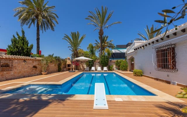 4 bedroom Villa for sale in Punta Prima, Orihuela - € 749,900 (Ref: 9053634)