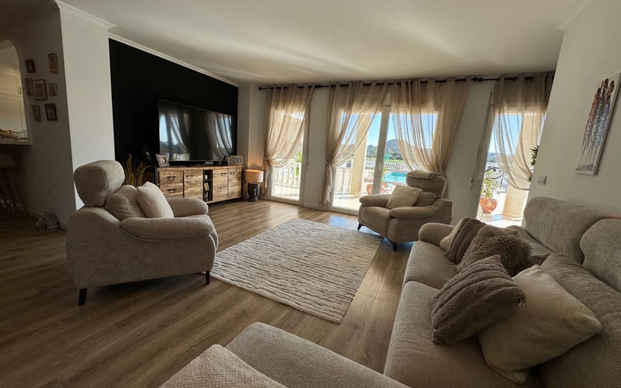 6 bedroom Villa for sale in Ciudad Quesada with pool - € 850,000 (Ref: 9074122)