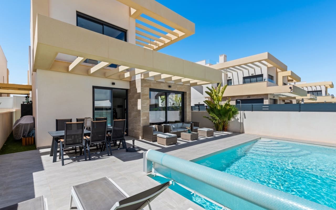 3 bedroom Villa for sale in Los Montesinos with pool - € 399,000 (Ref: 9074124)