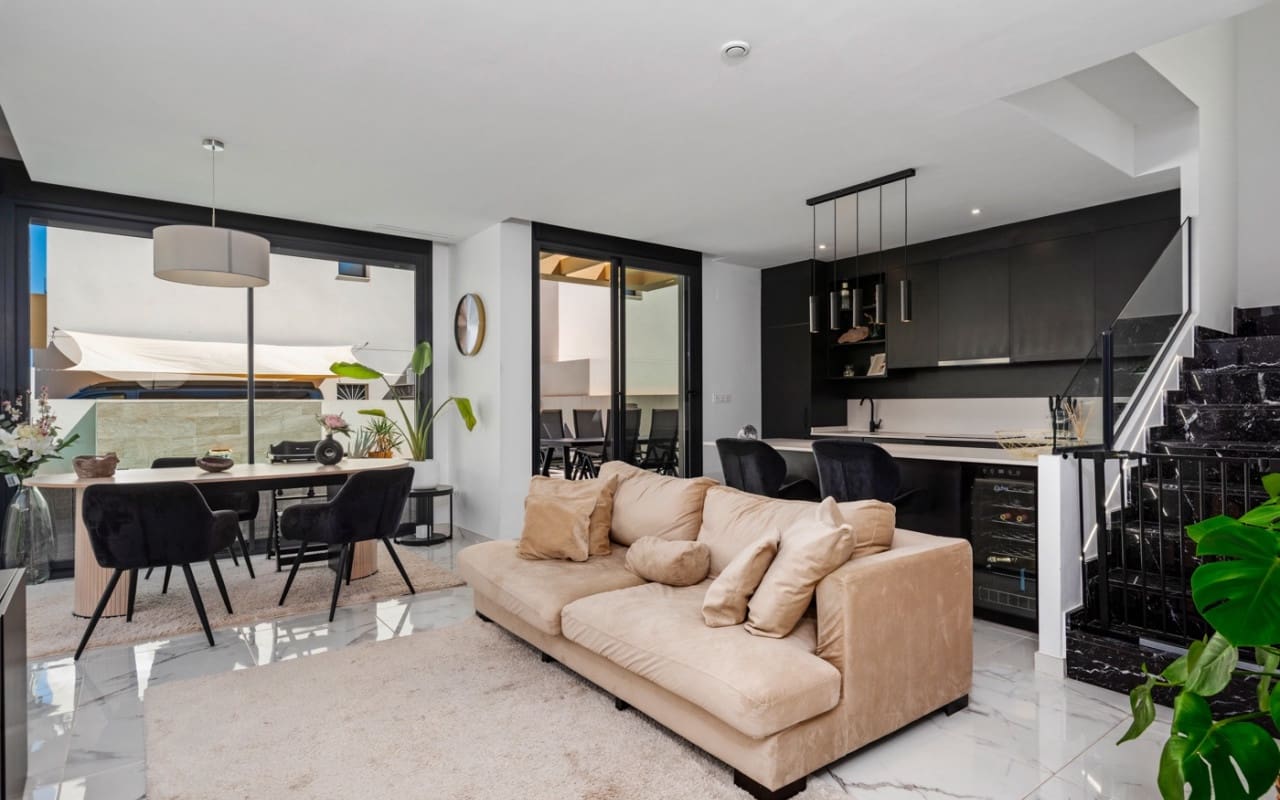 3 bedroom Villa for sale in Los Montesinos with pool - € 399,000 (Ref: 9074124)