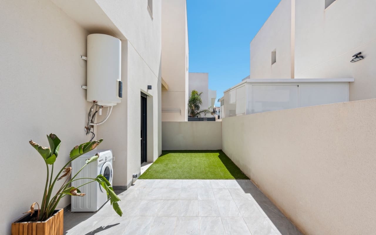 3 bedroom Villa for sale in Los Montesinos with pool - € 399,000 (Ref: 9074124)