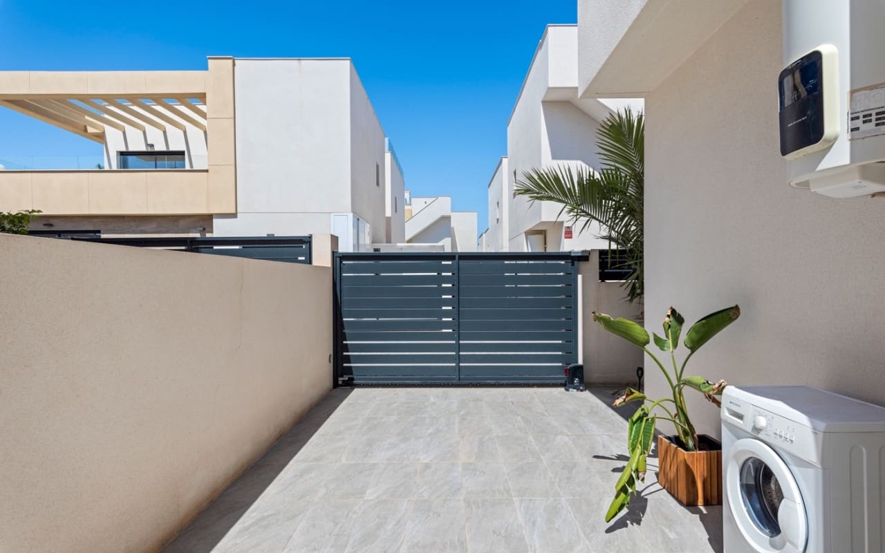 3 bedroom Villa for sale in Los Montesinos with pool - € 399,000 (Ref: 9074124)