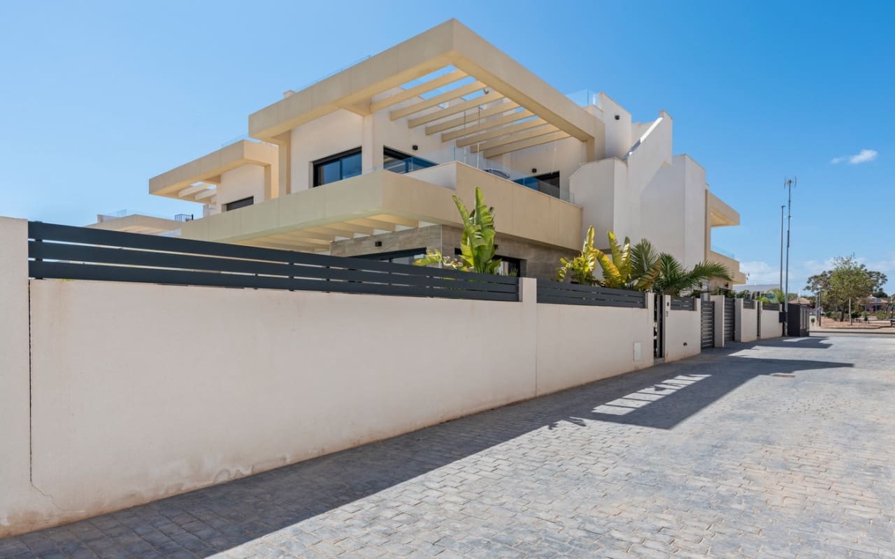 3 bedroom Villa for sale in Los Montesinos with pool - € 399,000 (Ref: 9074124)