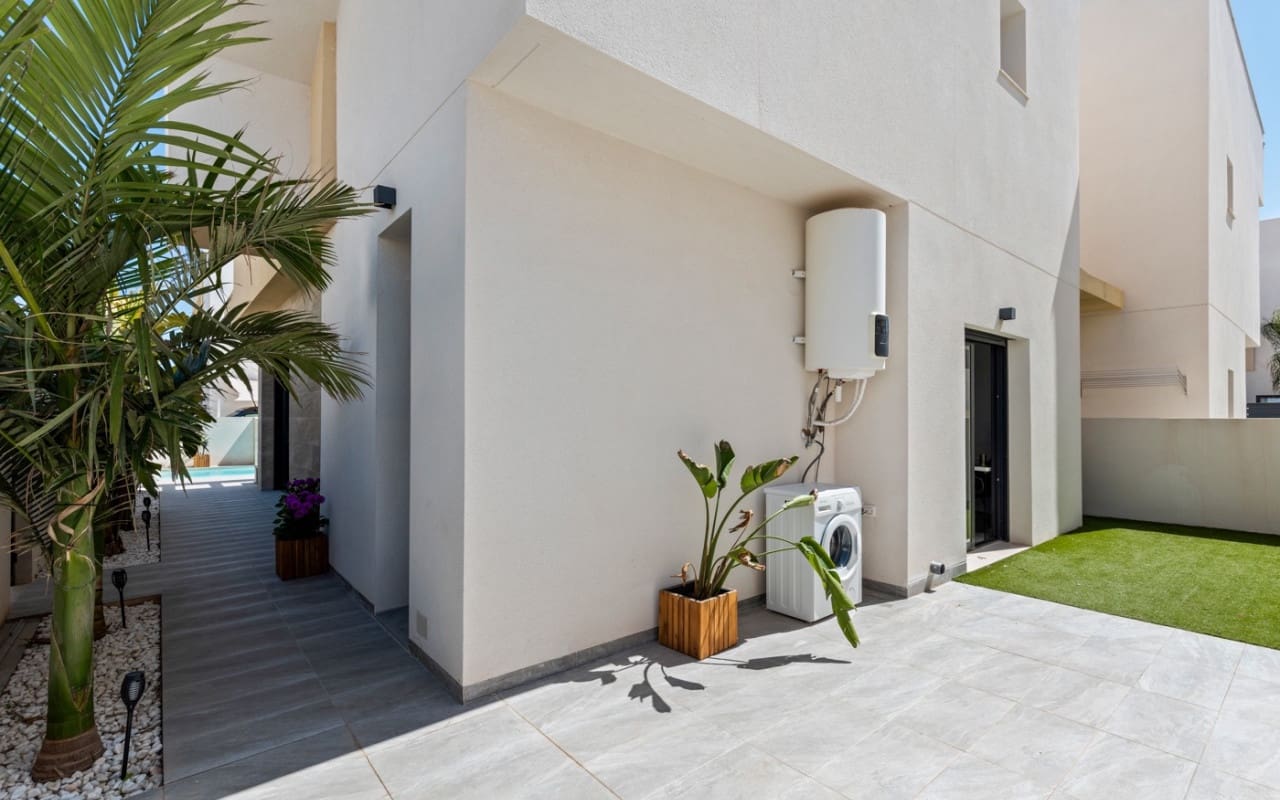 3 bedroom Villa for sale in Los Montesinos with pool - € 399,000 (Ref: 9074124)