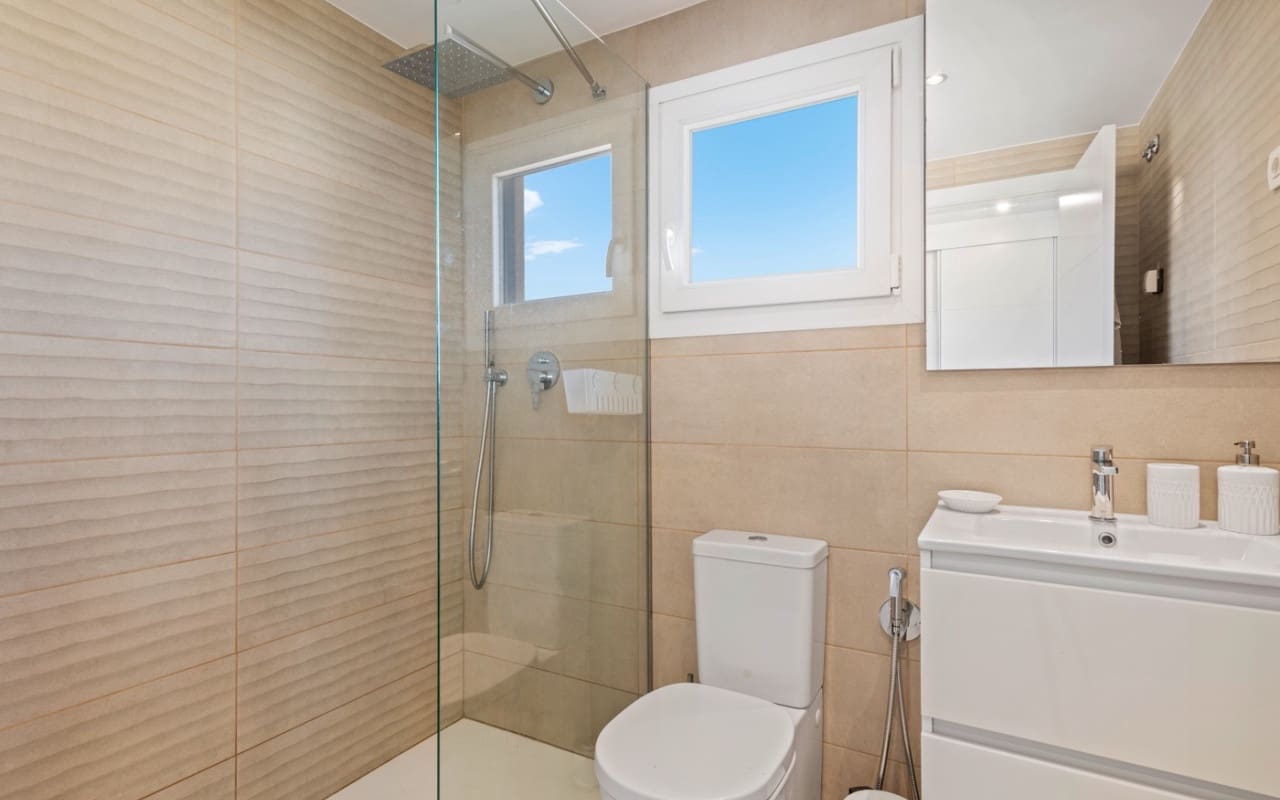 2 soverom Penthouse til salgs i Orihuela Costa med svømmebasseng - € 595 000 (Ref: 9076536)