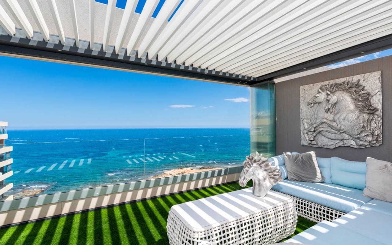 2 soverom Penthouse til salgs i Orihuela Costa med svømmebasseng - € 595 000 (Ref: 9076536)