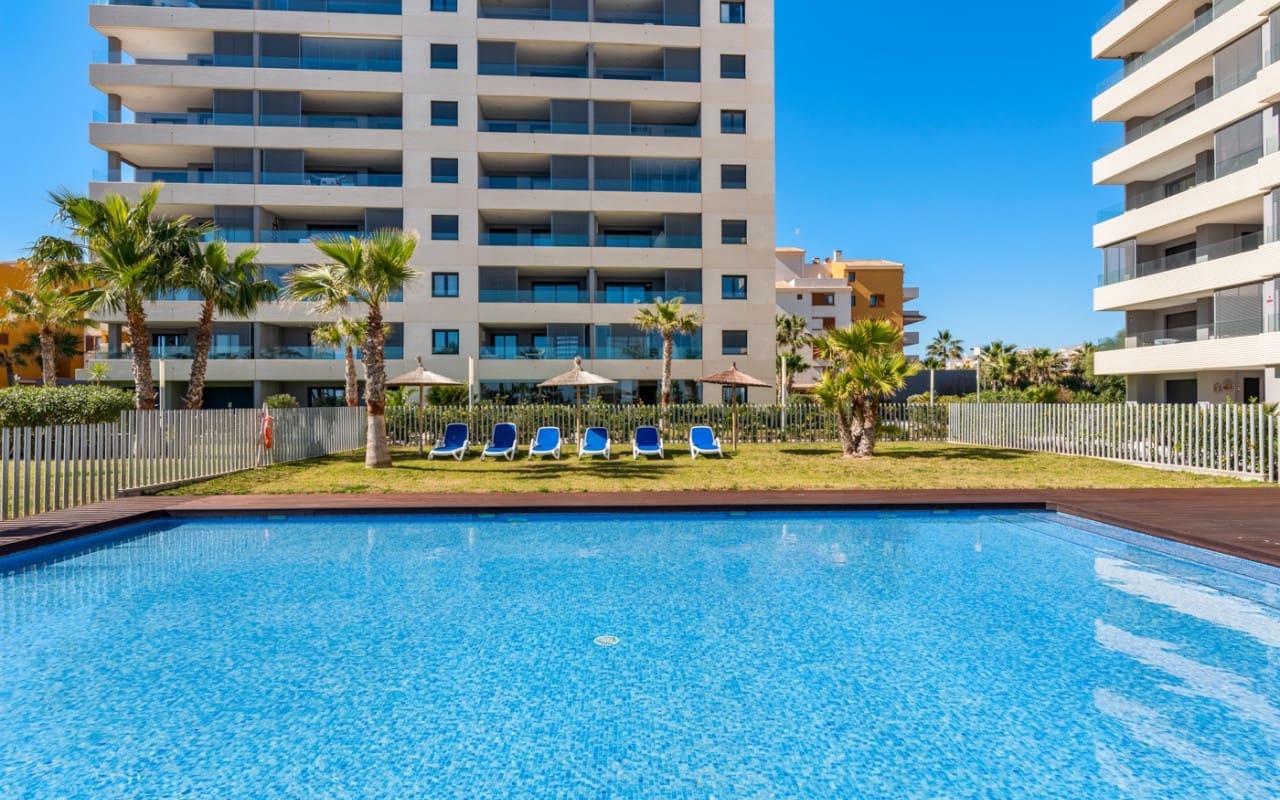 2 soverom Penthouse til salgs i Orihuela Costa med svømmebasseng - € 595 000 (Ref: 9076536)