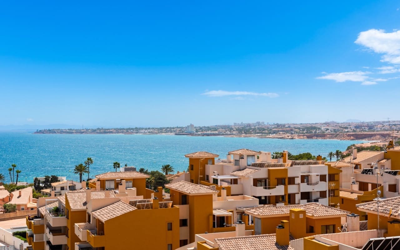 2 soverom Penthouse til salgs i Orihuela Costa med svømmebasseng - € 595 000 (Ref: 9076536)