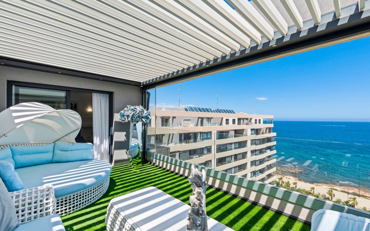 2 soverom Penthouse til salgs i Orihuela Costa med svømmebasseng - € 595 000 (Ref: 9076536)