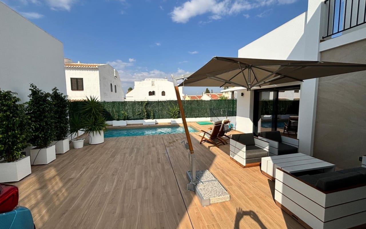 Chalet de 3 habitaciones en Ciudad Quesada en venta con piscina - 529.000 € (Ref: 9099894)