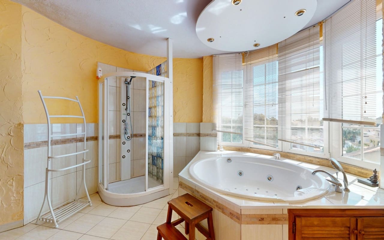 5 bedroom Villa for sale in La Zenia with pool - € 795,000 (Ref: 9115505)