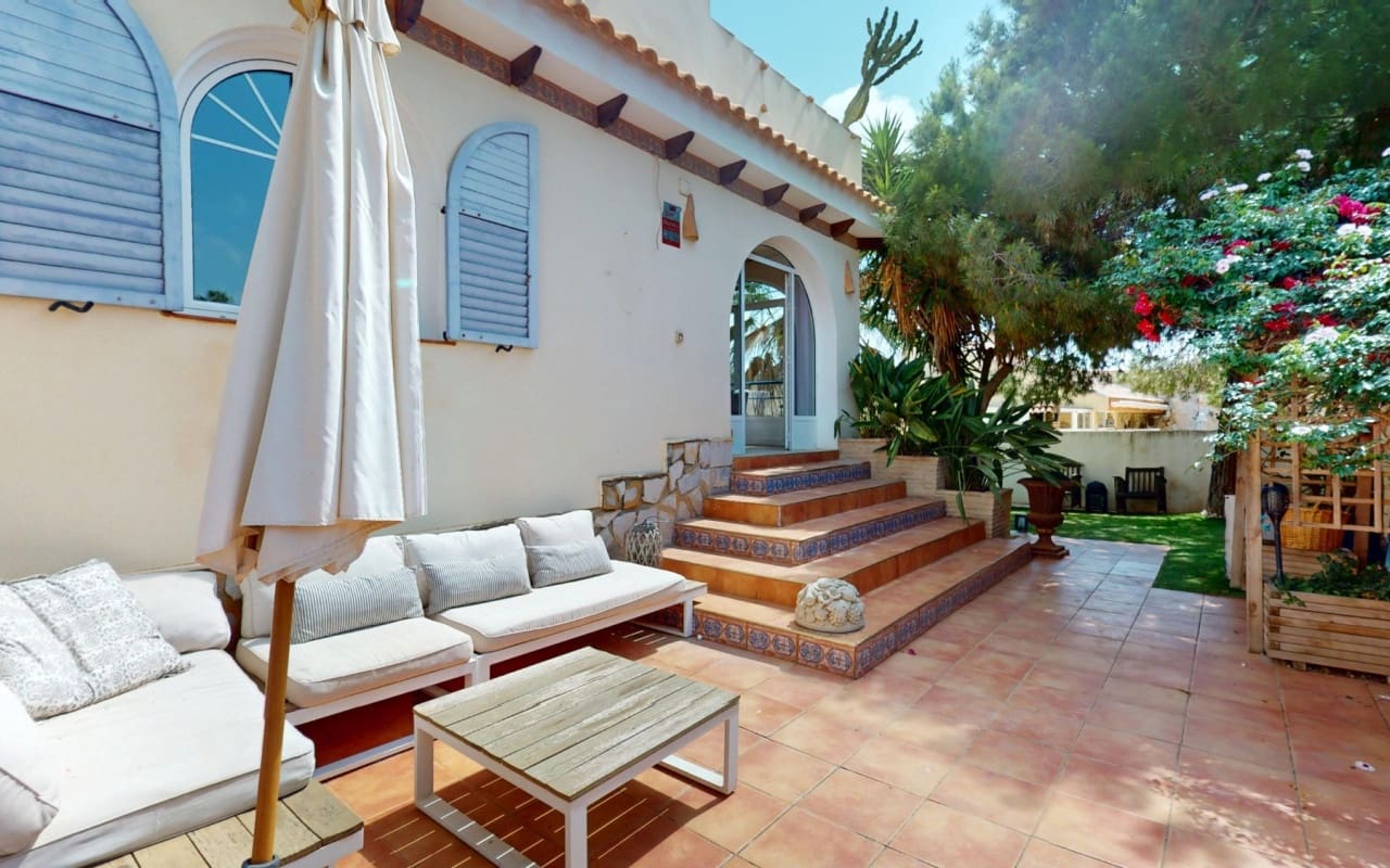 5 bedroom Villa for sale in La Zenia with pool - € 795,000 (Ref: 9115505)