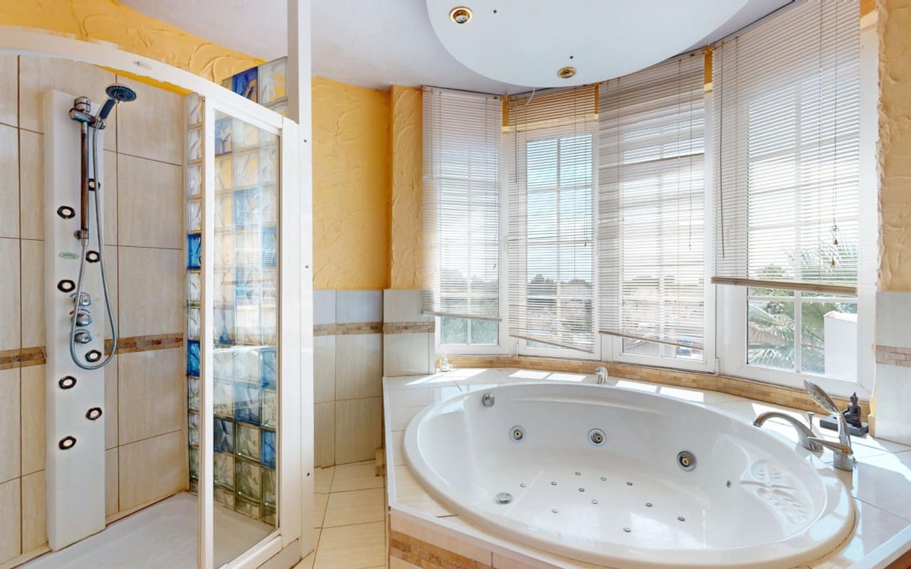 5 bedroom Villa for sale in La Zenia with pool - € 795,000 (Ref: 9115505)