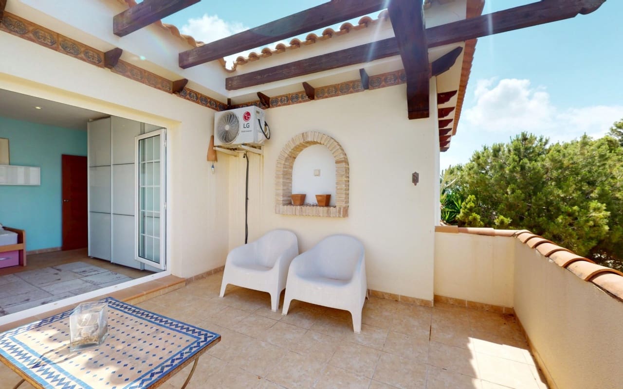 5 bedroom Villa for sale in La Zenia with pool - € 795,000 (Ref: 9115505)