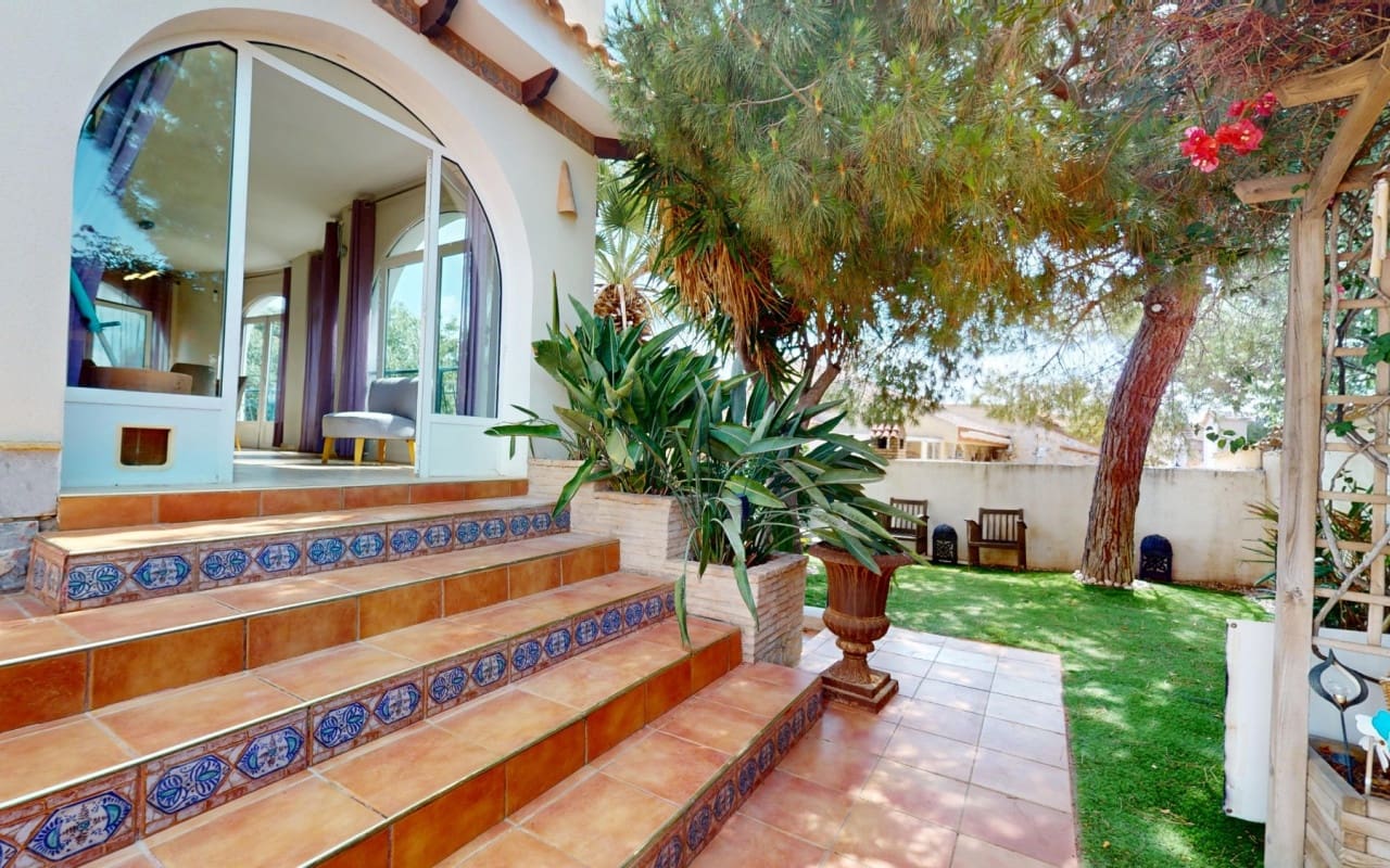 5 bedroom Villa for sale in La Zenia with pool - € 795,000 (Ref: 9115505)