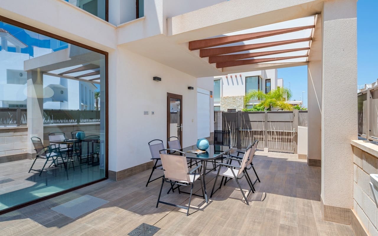 3 slaapkamer Villa te koop in Ciudad Quesada met zwembad - € 470.000 (Ref: 9123854)