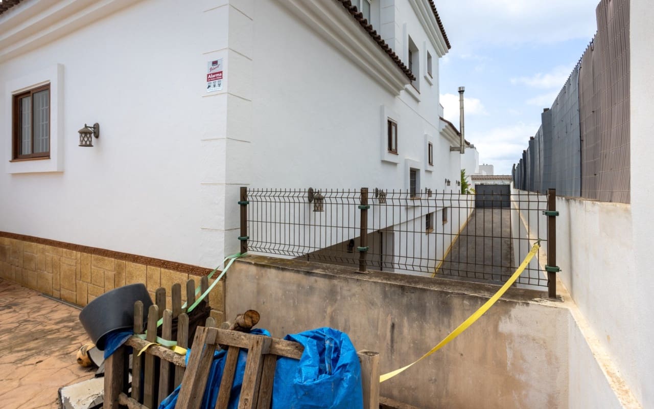 4 soveværelse Villa til salg i Los Montesinos med swimmingpool - € 750.000 (Ref: 9128852)