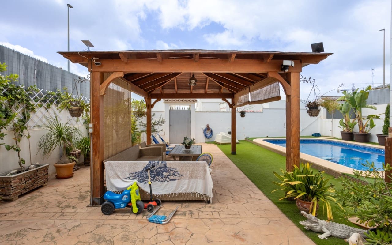 4 soveværelse Villa til salg i Los Montesinos med swimmingpool - € 750.000 (Ref: 9128852)