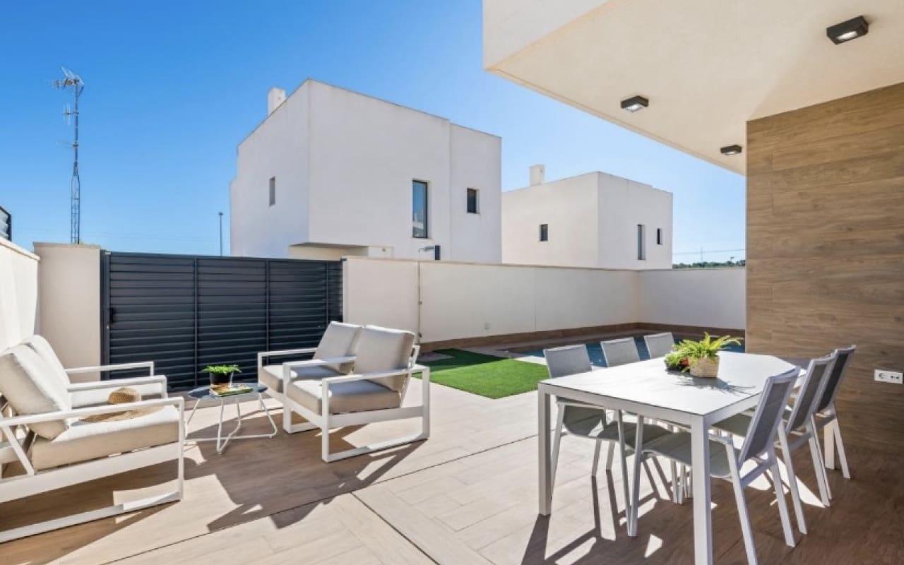 3 slaapkamer Villa te koop in San Miguel de Salinas met zwembad - € 355.000 (Ref: 9135921)