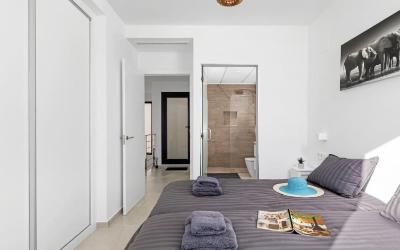 3 slaapkamer Villa te koop in San Miguel de Salinas met zwembad - € 355.000 (Ref: 9135921)