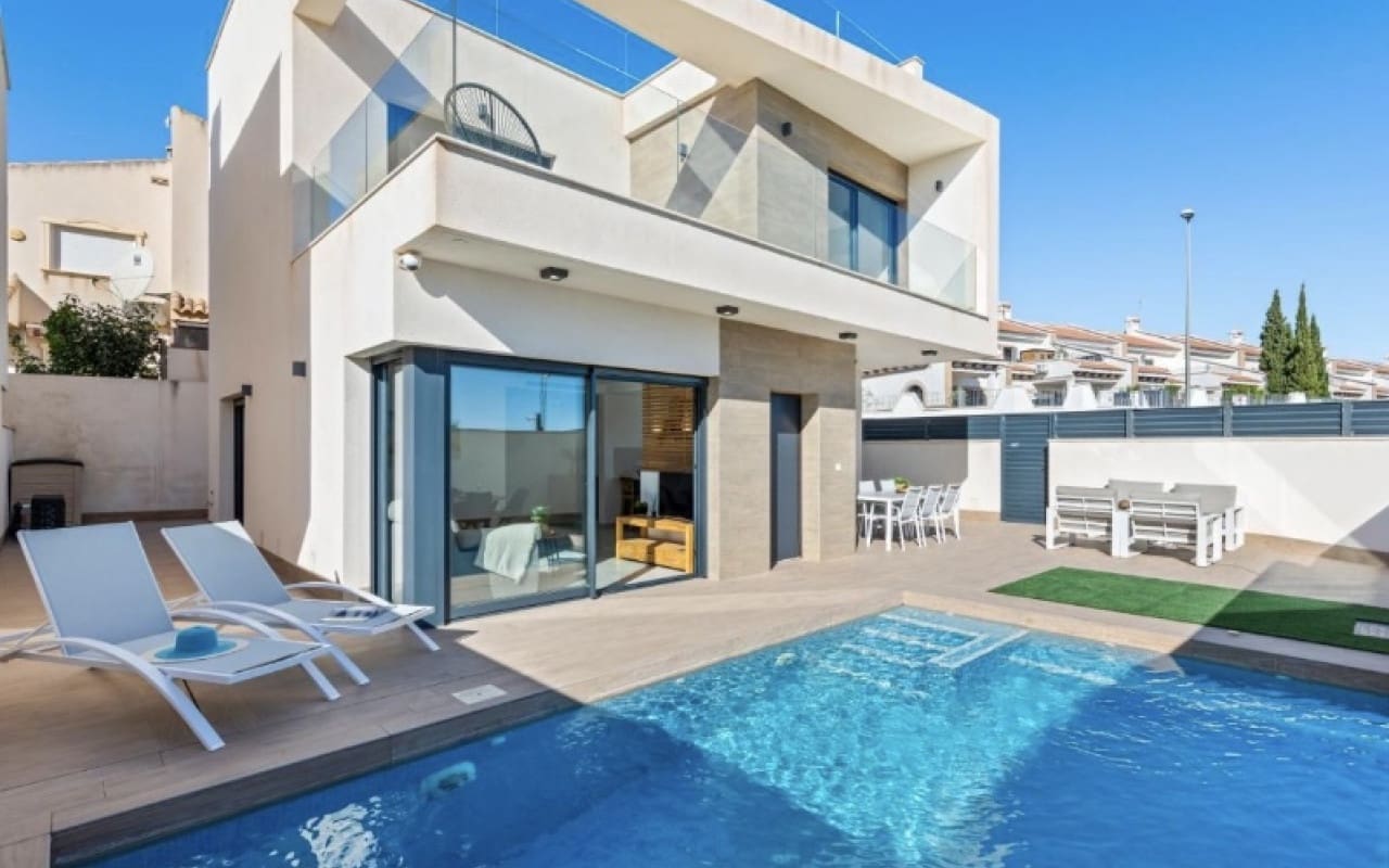 3 slaapkamer Villa te koop in San Miguel de Salinas met zwembad - € 355.000 (Ref: 9135921)