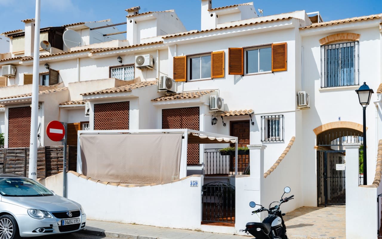 6 soveværelse Byhus til salg i Gran Alacant med swimmingpool - € 349.000 (Ref: 9136176)